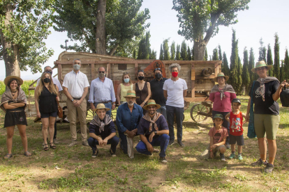 Foto amb la màquina de batre de la família de Lluís Companys que volen arreglar i busquen fons.