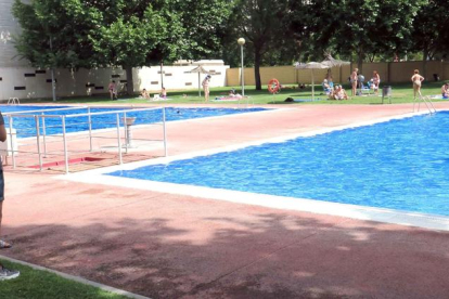 El regidor Ignasi Amor va visitar ahir la piscina de Cappont, on la venda d’entrades anirà destinada a la causa.