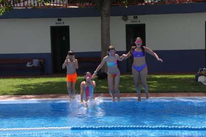 El regidor Ignasi Amor va visitar ahir la piscina de Cappont, on la venda d’entrades anirà destinada a la causa.