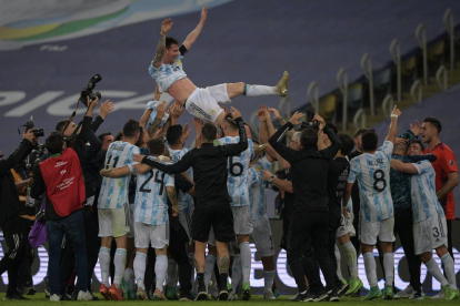 Messi, com a capità, va aixecar a l’estadi de Maracanà un títol que es resistia a l’Argentina des del 1993.