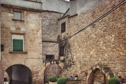 @bastaixgramer. Les construccions de pedra confereixen una particular bellesa a Juncosa de les Garrigues.