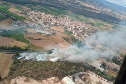 Vista aérea del fuego de ayer por la tarde en Artesa de Segre. 