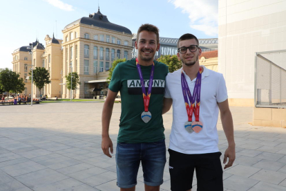 Arnau Monné fue recibido por entrenadores, su pareja y amigos al llegar a la estación del AVE.