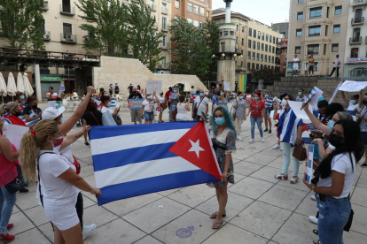 Un grup de persones protesta als voltants del capitoli cubà, a l’Havana.