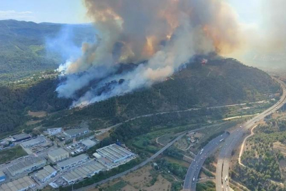 ACTUALIZACIÓN:46 dotaciones de los Bomberos, 11 aéreas, atacan el fuego de Castellví de Rosanes, que ya ha afectado 20 hectáreas