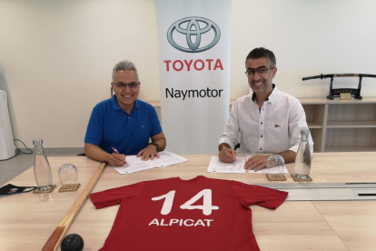 Toni Morato, de Naymotor, y Ricard Vizcarra, firmando el acuerdo.