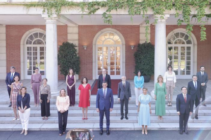 El nuevo Consejo de Ministros posando en la entrada del Palacio de la Moncloa para la tradicional foto de familia antes de su primera reunión tras la remodelación.