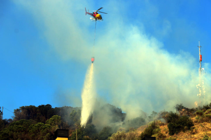 El incendio de Castellví ya quema 186 hectáreas y tiene tres focos muy activos