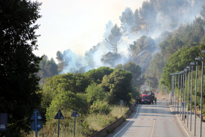 El incendio de Castellví ya quema 186 hectáreas y tiene tres focos muy activos