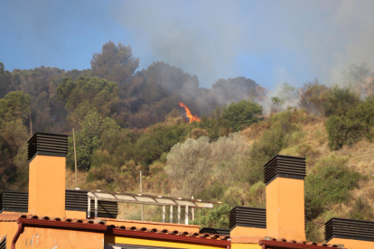 El incendio de Castellví ya quema 186 hectáreas y tiene tres focos muy activos