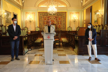 Postius (JxCat), Pueyo (ERC) y Freixanet (ERC) ayer anunciando el cese de Talamonte en la Paeria. 