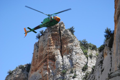 El helicóptero descendió hasta la orilla para dejar a uno de los operarios que trabajan en la ladera de Corcà.