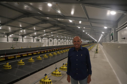 Josep Carrera, en las instalaciones que albergarán 40.000 gallinas.