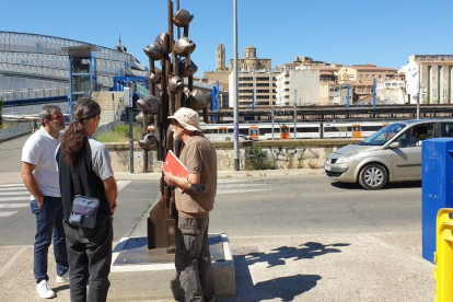 Los concejales David Melé y Sergi Talamonte hablan con el artista Miguel Ángel González.