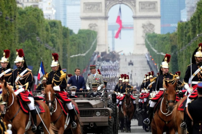 Francia celebra su Día Nacional recuperando el desfile militar de París