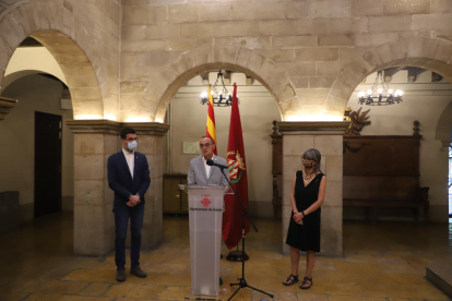 El alcalde, Miquel Pueyo, (ERC), entre los tenientes de alcalde Toni Postius (JxCat) y Sandra Castro (ERC).