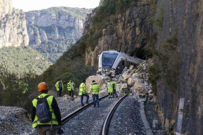 El accidente se produjo por un desprendimiento de rocas que empujó la máquina fuera de las vías.