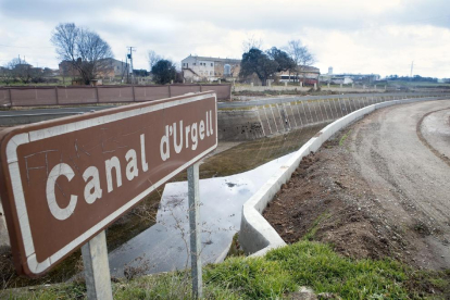El canal principal del Canal d’Urgell al seu pas per Mafet.