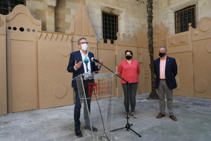 Presentació ahir de la festa major de l’IEI al pati de l’edifici, que ja llueix algun attrezzo festiu.