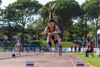 Martí Serra, al centre, durant la participació ahir en la prova de 100 metres.