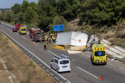 El camió transportava fruita i l’accident es va produir a Alcarràs en direcció a Lleida.