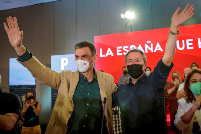 Sánchez i Espadas saluden el públic a l’acte del PSOE d’ahir.