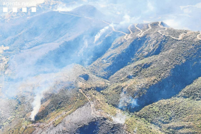 Vista general de l'incendi de Llançà des de l'aire, on s'observen les diferents zones afectades per les flames.