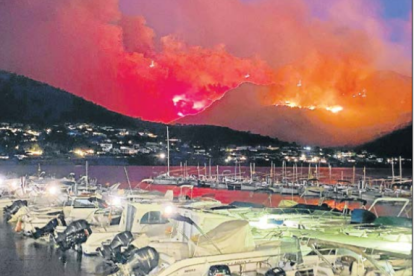 Vista del incendio desde el embarcadero de Port de la Selva.