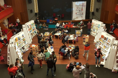 Una vista del Saló del Llibre Infantil en el Teatre de l’Amistat en 2019, la última edición celebrada.