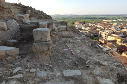 Imatge de restes arqueològiques trobades al Castell d’Aitona.