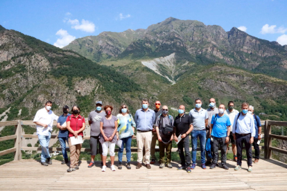 Foto de familia de los impulsores y participantes en el proyecto Phusicos, durante su presentación ayer en el barranco de Erill. 
