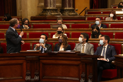 El conseller d’Economia, Jaume Giró, ahir durant la intervenció en què va anunciar el gir del Govern.