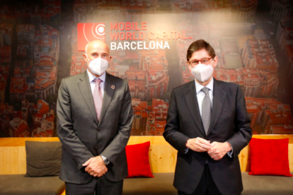El CEO de Mobile World Capital Barcelona, Carlos Grau, i el president de CaixaBank, José Ignacio Goirigolzarri