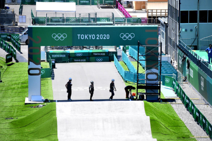 Operarios japoneses ultiman los preparativos ayer en los aledaños del estadio nacional de Tokio.