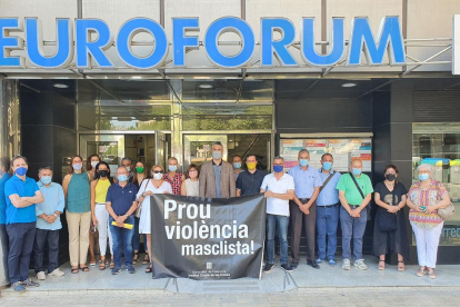 Los trabajadores de la delegación del Govern en Lleida guardaron ayer un minuto de silencio.