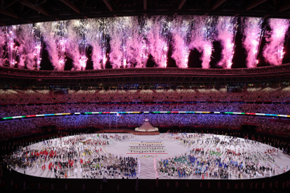 ‘Más rápido, más alto, más fuerte... juntos”, el nuevo lema olímpico escrito en el centro del estadio.