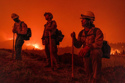 Bombers treballant contra un dels incendis de Califòrnia.