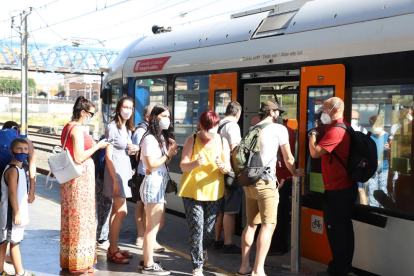 El Tren dels Llacs puso en marcha ayer el ferrocarril panorámico, que trasladó a 90 pasajeros de Lleida a La Pobla de Segur.