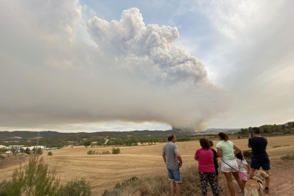 Vista del incendio de Santa Coloma de Queralt desde Sant Martí de Tous, que avanza sin control y que ha provocado cientos de desalojos.