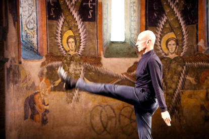 El ballarí Cesc Gelabert va ‘compartir’ escenari amb els querubins alats de les pintures de l’absis de Santa Maria d’Àneu.