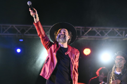 El cantante oscense Raúl Usieto ‘Pecker’ se transformó en Pau Donés poniendo la voz a algunos de los éxitos del artista al frente de Jarabe de Palo, el sábado en Montanui.