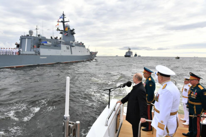 Putin presumeix del poder naval rus en una desfilada a Sant Petersburg