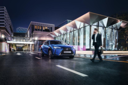 Lexus ha incorporat el sistema  per alertar vianants i ciclistes sobre la presència de l'automòbil.