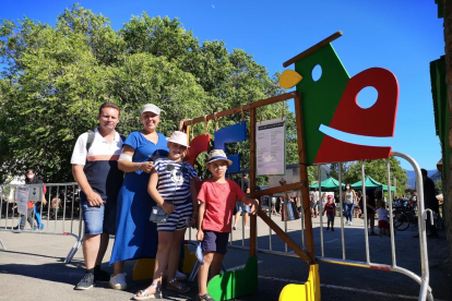 La família Amado-Piñol posa a l'entrada del recinte del festival.