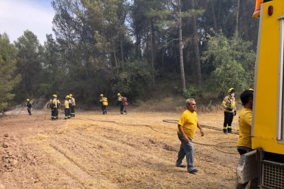 Efectius de la Segarra treballant el cap de setmana en les tasques d’extinció de l’incendi de la Conca de Barberà i l’Anoia.