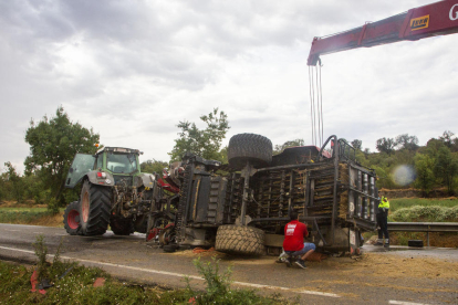 Efectius retirant ahir a l’L-303 el tractor accidentat que remolcava una empacadora.