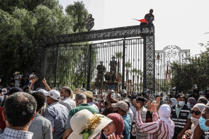 Soldats tunisians a la porta del Parlament davant de les protestes de ciutadans per la seua suspensió.