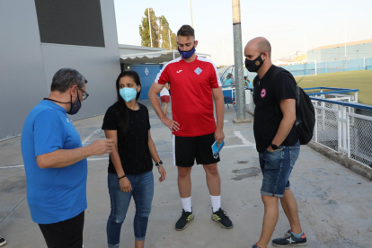 Jugadoras y staff técnico posan antes del primer entrenamiento de la jornada.