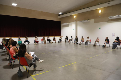 Defensa de las políticas de género  -  Vilagrà, que se reunió ayer en Menàrguens con una veintena de alcaldesas de las comarcas de Lleida, recordó que “una de las transformaciones que queremos hacer es la feminista, incorporar las política ...