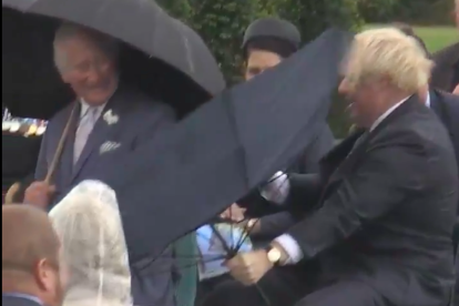 El vídeo de Boris Johnson barallant-se amb un paraigua: una escena digna de Mr. Bean